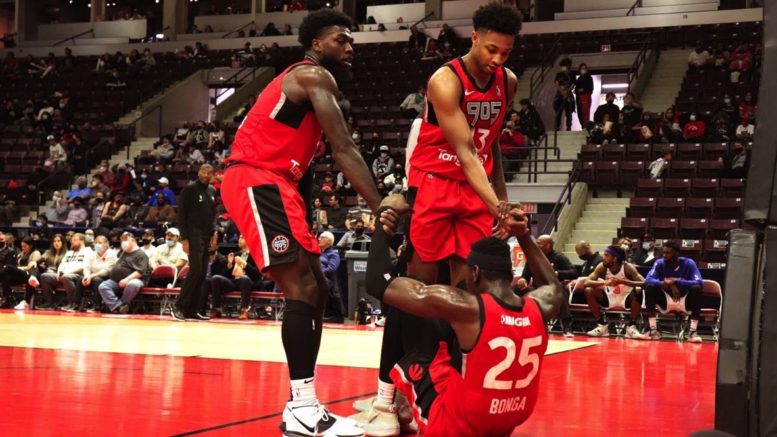 Photo of basketball players from the Raptors 905