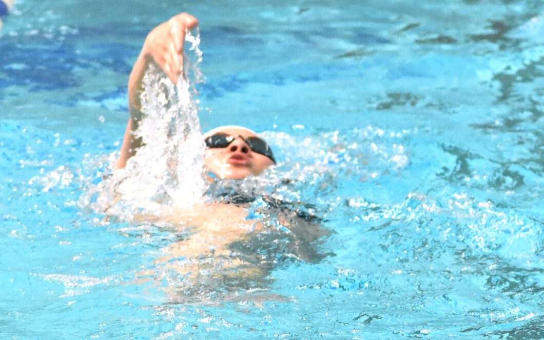 Varsity Blues swimmer Nina Mollin practicing backstroke.